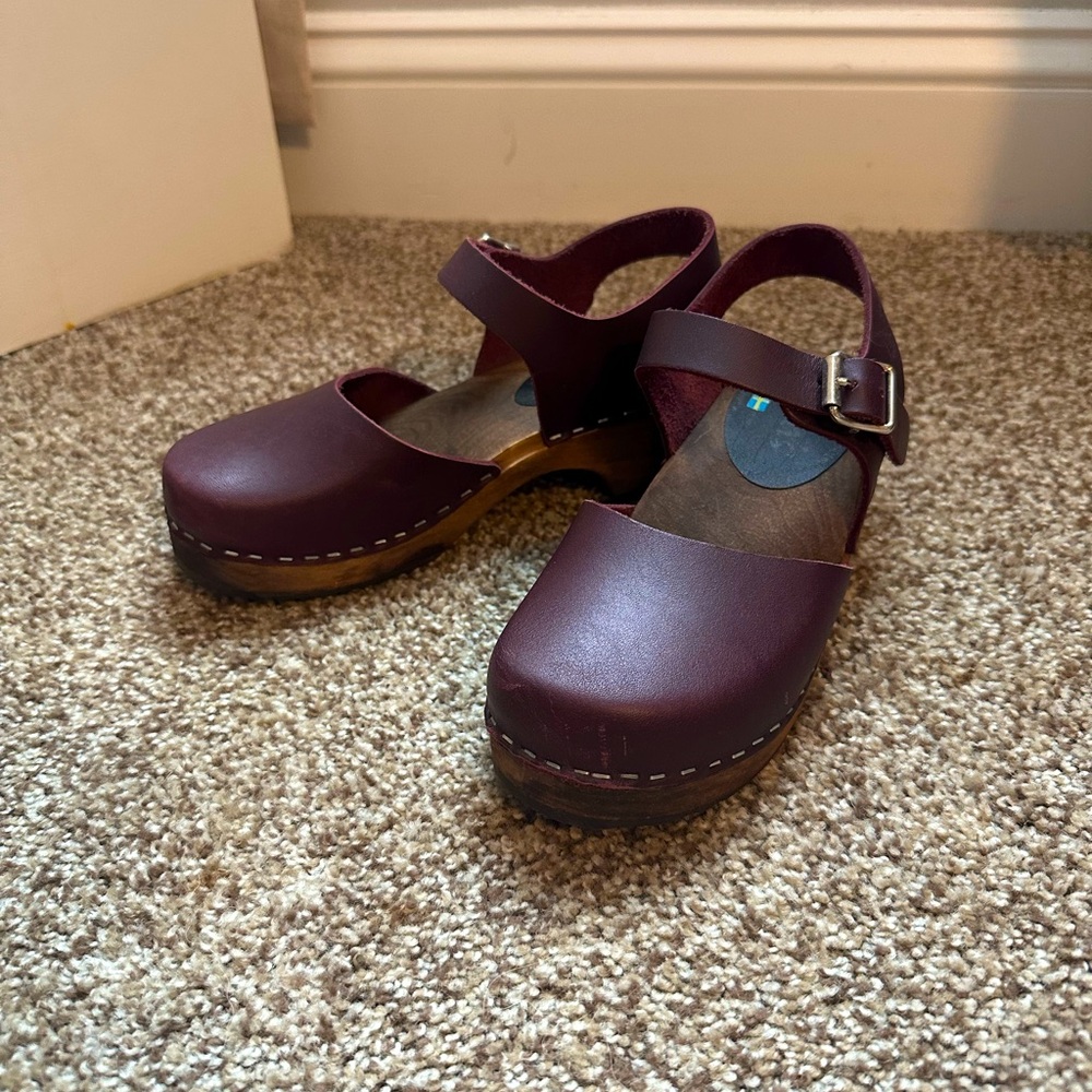 Lotta from Stockholm Low Wood clogs in Aubergine Color.